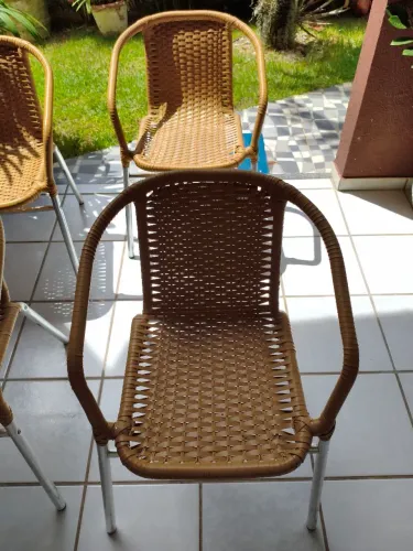 Cadeiras de fibra de junco, na cor bege.