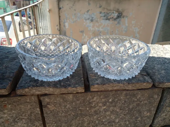 Duas vasilhas de petisco