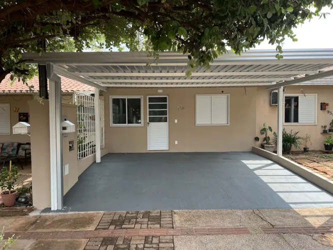 Casa térrea semimobiliada no Village Parati | 2 quartos, 2 vagas