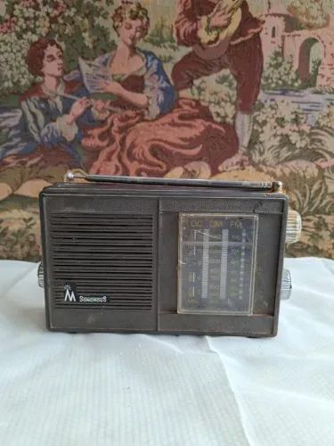 rádio portátil antigo da marca Sonorous, sem teste (retirar peças ou restauro)