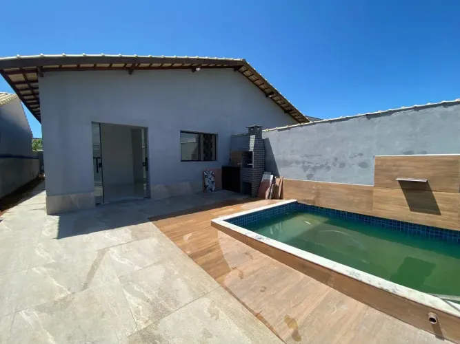 Casa localizada lado praia a 1600 metros do mar, com 2 quartos (sendo 1 suíte), possui pis