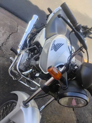 ALUGA SE MOTOCICLETA. SEM CALCÃO, 265 REAIS POR SEMANA. MANUTENÇÃO POR MINHA CONTA.