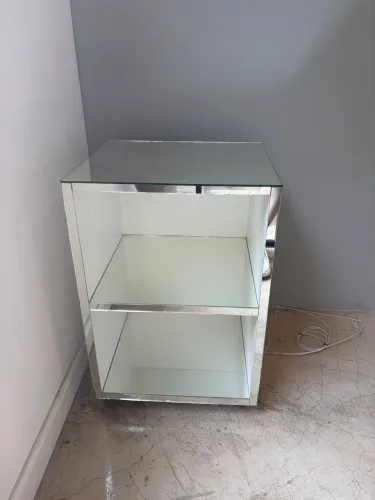 Mesa cabeceira espelhada