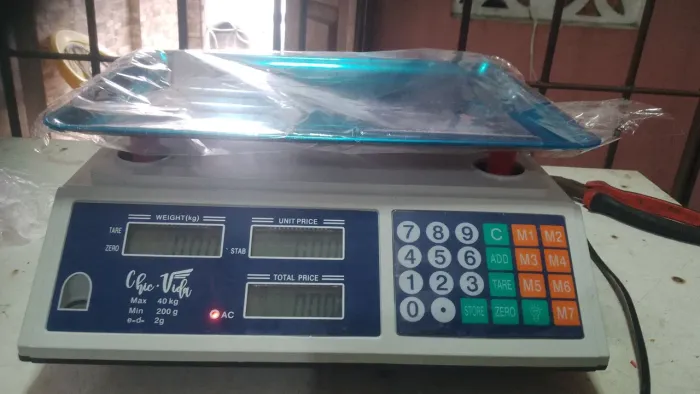 Balança nova na caixa com bateria