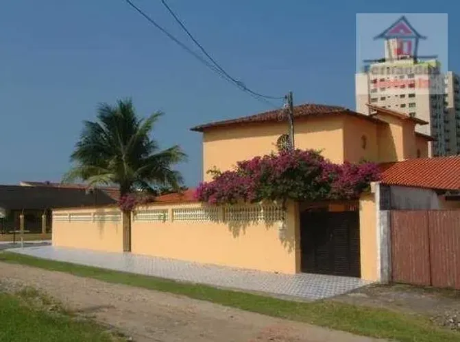 Sobrado isolado com piscina pertinho do mar 5 dormitórios à venda, 350 m² por R$ 1.500.000
