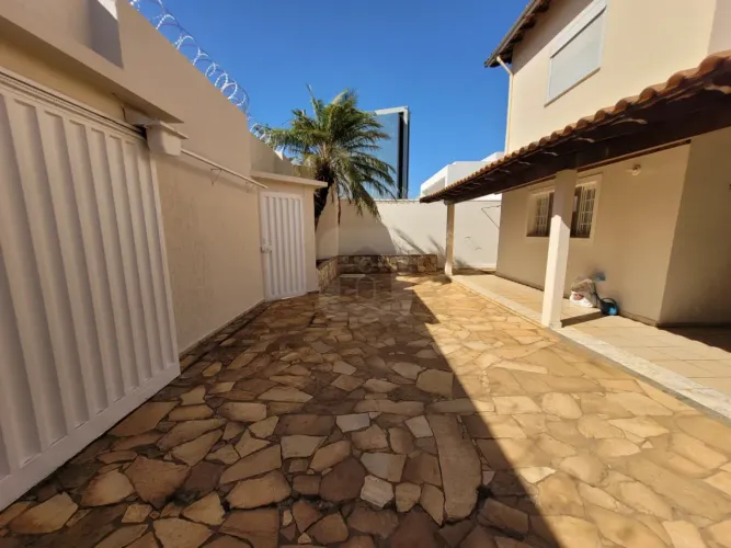 Sobrado à venda no bairro Jardim Karaiba