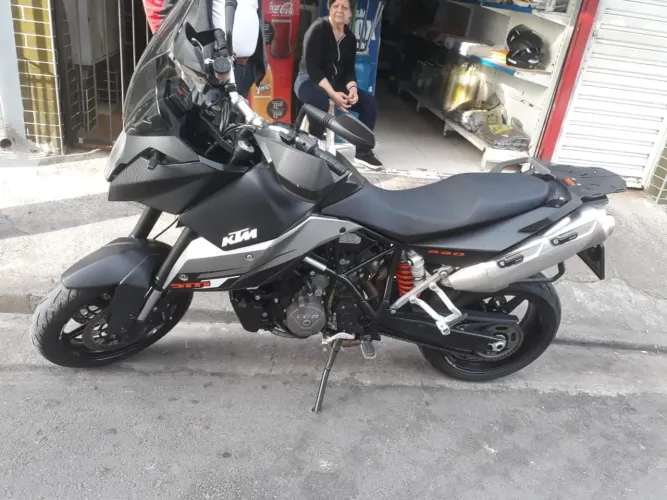 Vendo uma moto KTM 990