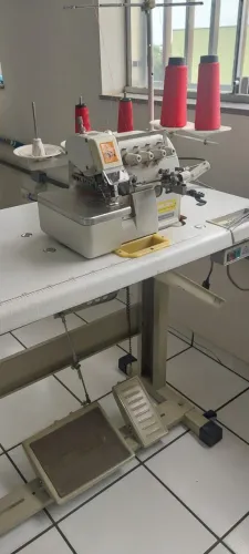 Maquina de costura, Interloque com franzidor 