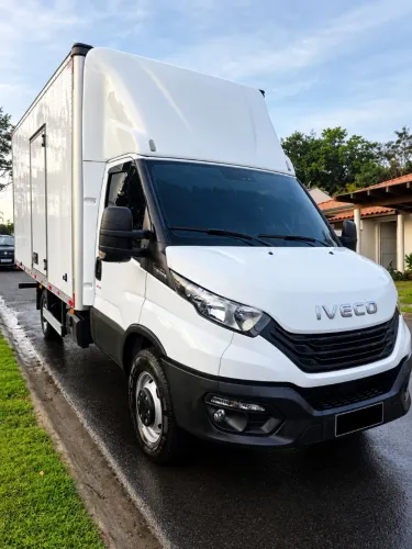 Iveco Daily 35-180 2025 Automático Baú Fachinni