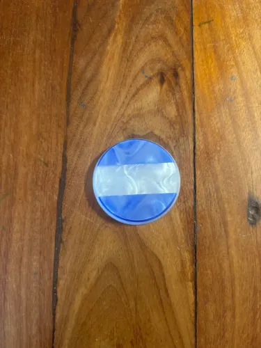botão azul e branco de 44,90mm. bequinho. cód: 018