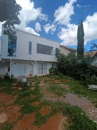 ? Imobiliária Lisboa Imóveis apresenta: Sobrado no Condomínio Jardim Oriente
