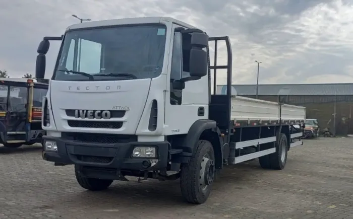 Iveco Tector 170E21 ano 2023, 4x2, toco, com carroceira, em SP
