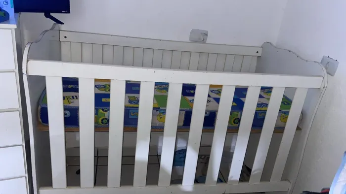 Berço com colchão (Pequenos detalhes na lateral por conta da mudança)