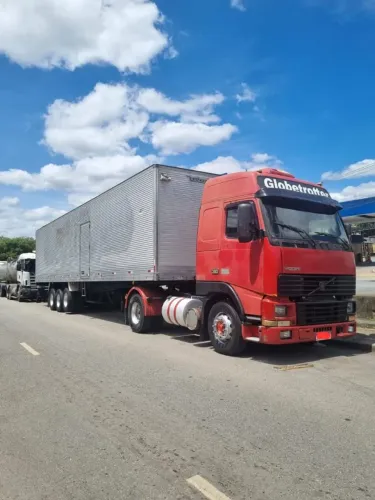 Volvo FH380 4x2, ano 1997 engatado Bau Randon 3 eixos 28 pallets.bau ano 1998
