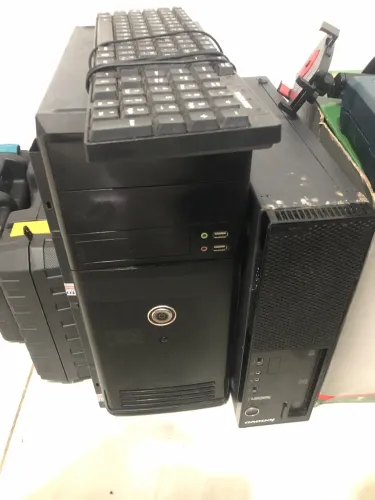 Computadores para retirada de peça e outro funcionando