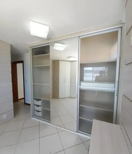 ALugo apt de 2 qts na Praia Campista vista lateral em Macaé, com armários planejados