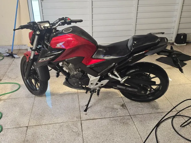 Cb300F moto utilizada para ir casa e trabalho, sem amassados ou peças quebras