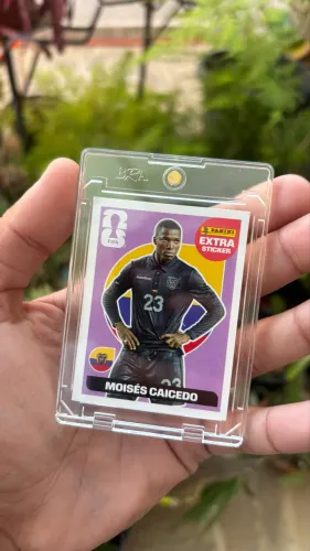 Moisés Caicedo Legend Lilás Extra Sticker Panini Copa do Mundo 2026