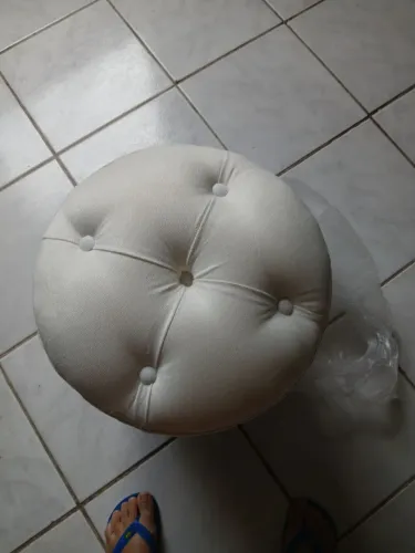 Puff de tecido captonê branco novo.
