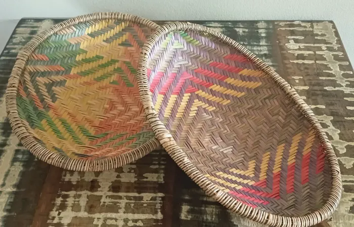 Bandejas de material trançado para servir ou decoração.