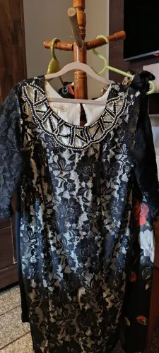 vendo vestidos . um preto outro com forro rendas pretas mangas renda. outro liso