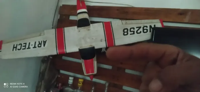 Avião de controle remoto sesna 182 não tem bateria só controle