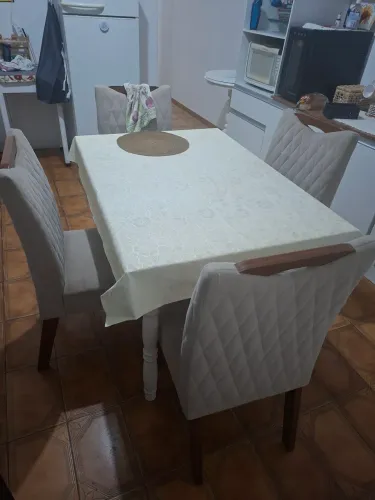 Mesa e cadeiras