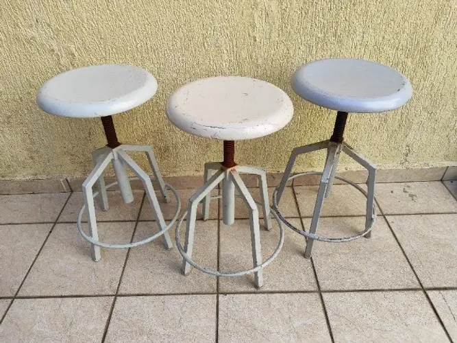 Banqueta Giratória Industrial Branco com Regulagem de Altura para Oficina Ateliê