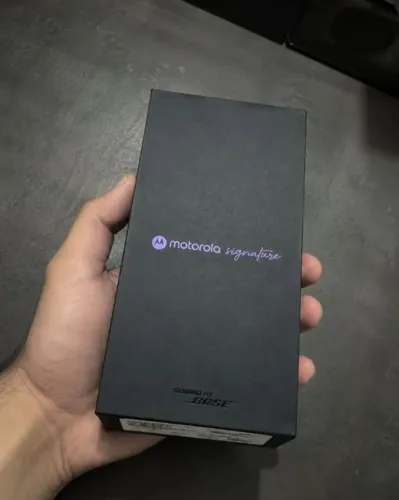 MOTOROLA SIGNATURE 512GB / 12GB RAM - COR OLÍVIA - NOVO E LACRADO