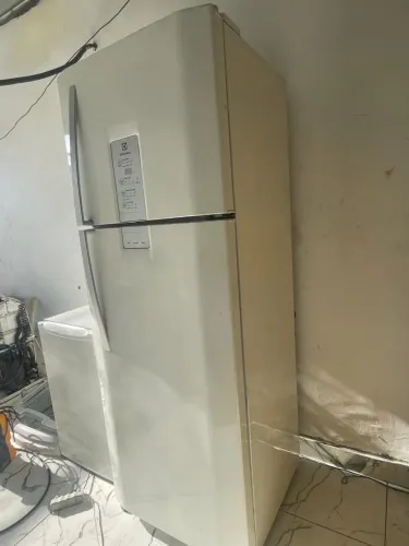 Vendo uma geladeira Electrolux frost free 