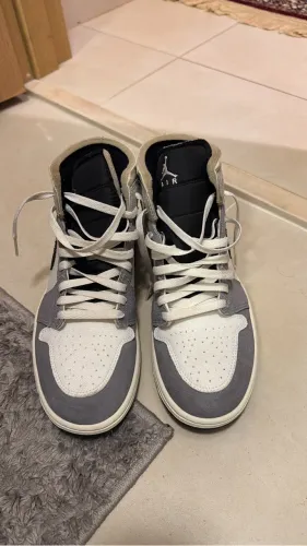 Air Jordan 1 Mid Light Smoke Grey 