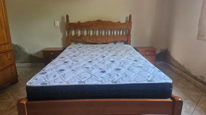 Conjunto Cama, 2 criados mudo de cerejeira e colchão