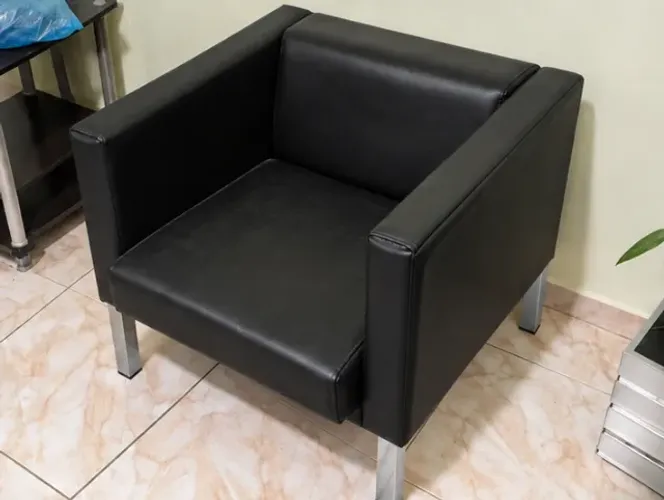 Poltrona Individual Marrom Escuro com Pés Metálicos Usada