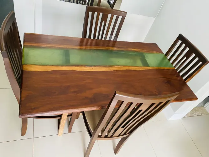 Jogo de Mesa madeira com 4 cadeiras