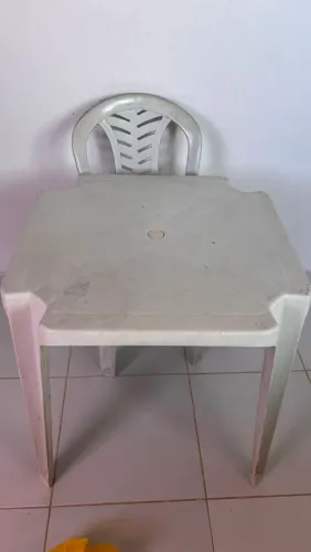Mesa com 1 cadeira
