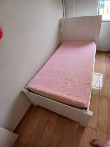 cama de solteiro em madeira com colchão