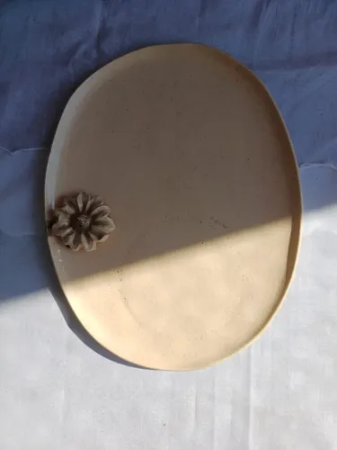 Travessa em ceramica com detalhes de flor lindoo