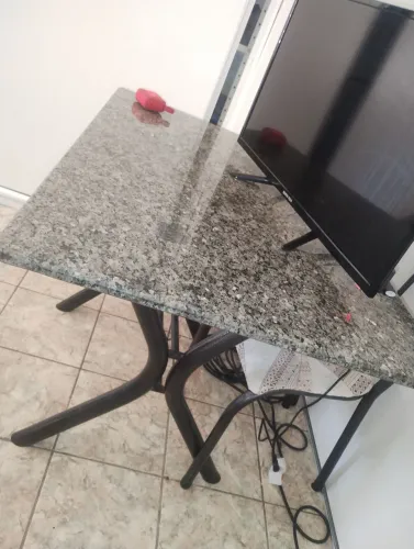 Mesa com 4 cadeiras e mármore