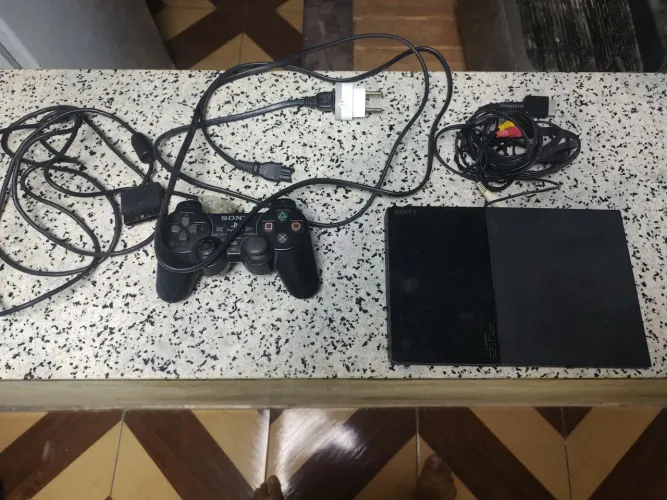 PlayStation 2 com cabos funcionando e com jogo mortal Kombat 