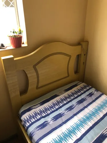 Cama de madeira e mesa de cabeceira