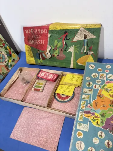 Jogo de tabuleiro viajando pelo Brasil Coluna