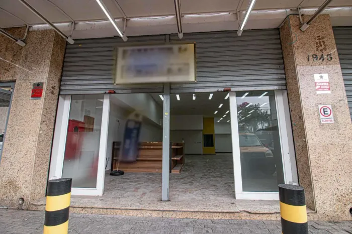 Prédio comercial na Avenida Júlio Buono, 1943 200 m²