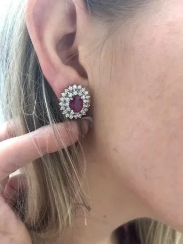 Conjunto Anel E Brincos Em Ouro Branco 18K Com Diamantes E Rubi