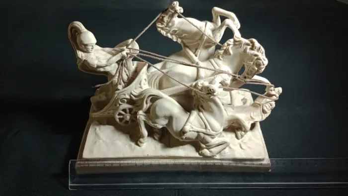 Escultura de Biga Romana com Centurião 