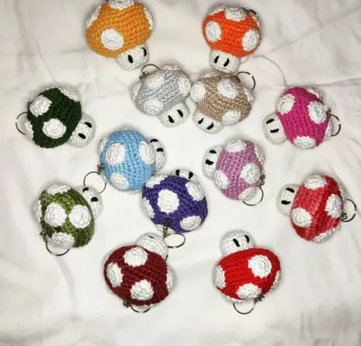 Chaveiro amigurumi de cogumelo