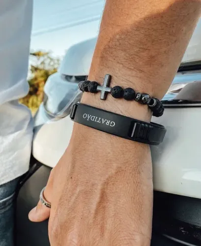 Pulseira Masculina com Cruz e Pedras Pretas