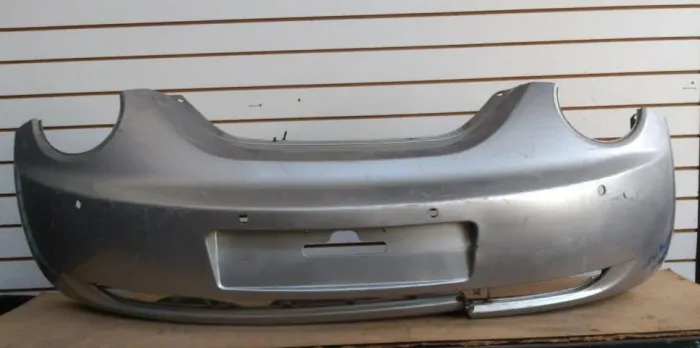 PARA-CHOQUE TRASEIRO VOLKSWAGEN NEW BEETLE 06/10 (DETALHE)