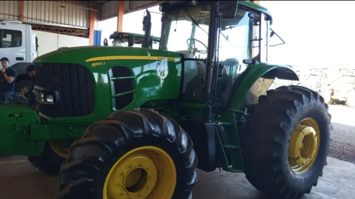 Trator John Deere 6190J ano 2018, com Kit GPS, 5400 horas, em SP