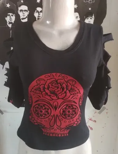 Blusa preta customizada com caveira