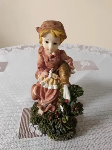 Enfeite em Resina Menina Regando Flores